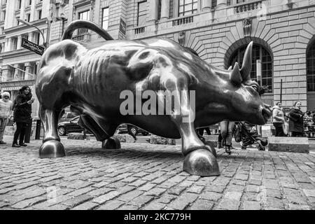 Schwarz-Weiß-Schwarzweißbild der Bronze-Skulptur Charging Bull, auch bekannt als Wall Street Bull oder Bowling Green Bull in New York City, mit Touristen, die Fotos machen, da es ein Wahrzeichen, ein Touristenziel ist, Eine beliebte Attraktion und Symbol für Wall Street und Financial District sowie mit aggressivem finanziellen Optimismus und Wohlstand, Reichtum und Glück, befindet sich am Broadway im Financial District von Manhattan. Es wurde von Arturo Di Modica im Jahr 1989 geschaffen. New York, USA am 2019. November (Foto von Nicolas Economou/NurPhoto) Stockfoto