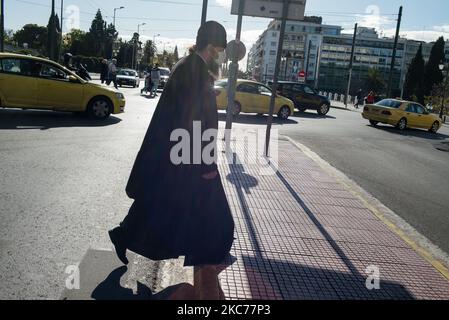 Ein Priester passiert am 29,2020. Dezember die Straße auf dem Syntagma-Platz in Athen, Griechenland (Foto: Vassilis A. Poularikas/NurPhoto) Stockfoto