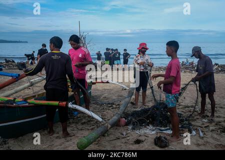 Hunderte von Dorfbewohnern in Jimbaran arbeiteten zusammen, um am 10. Januar 2021 Dutzende Tonnen Müll zu säubern, die am Muaya Beach gestrandet waren. Diese Umweltbedingung tritt fast jedes Jahr während der Regenzeit auf, besonders zu Beginn des neuen Jahres aufgrund des westlichen Monsuns, der Müll aus Balis westlichem Gebiet an die Westküste Balis bringt. (Foto von Keyza Widiatmika/NurPhoto) Stockfoto