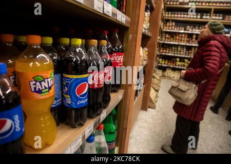 Moskau, Russland. 4.. November 2022 Ein Schaufenster mit Pepsi , Fanta, Coca Cola Drinks in einem Geschäft in Moskau, Russland Stockfoto