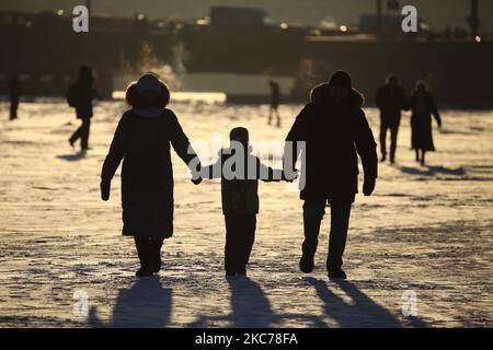 Während eines starken Frosts in St. Petersburg laufen die Menschen entlang des gefrorenen Flusses Neva in der Nähe der Peter und Paul Festung. Die Temperatur in der Stadt sank auf minus 17 Grad. St. Petersburg, Russland, 10. Januar 2020 (Foto von Valya Egorshin/NurPhoto) Stockfoto