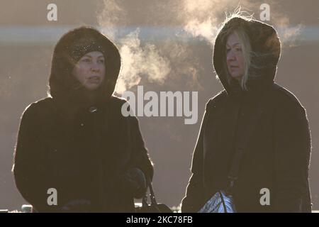 Während eines starken Eises in St. Petersburg gehen die Menschen die Straße entlang. Die Temperatur in der Stadt sank auf minus 17 Grad. St. Petersburg, Russland, 10. Januar 2020 (Foto von Valya Egorshin/NurPhoto) Stockfoto