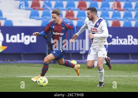 Dani Gomez von Levante UD und edu Exposito von Eibar während der La Liga Santander mach zwischen Levante und Eibar im Estadio Ciutat de Valencia am 10. Januar 2021 in Valencia, Spanien (Foto: Maria Jose Segovia/NurPhoto) Stockfoto