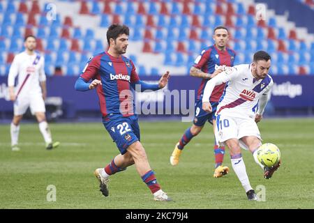 Jorge Melero von Levante UD und edu Exposito von Eibar während der La Liga Santander mach zwischen Levante und Eibar im Estadio Ciutat de Valencia am 10. Januar 2021 in Valencia, Spanien (Foto: Maria Jose Segovia/NurPhoto) Stockfoto