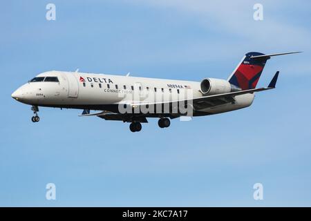 Delta Air Lines Bombardier CRJ 200-Flugzeuge, wie man sieht, dass sie auf dem endgültigen Landeanflug auf dem New York JFK John F. Kennedy International Airport fliegen. Der Flugzeugtyp wird auf Mitsubishi CRJ-200LR geändert, da Mitshubishi die spezifische Abteilung von Bombardier gekauft hat. Das spezielle Flugzeug wird auch von Endeavour Air betrieben, einer amerikanischen Regionalfluggesellschaft, die als Delta Connection für Delta Air Lines tätig ist. Die Registrierung dieses Regionalflugzeugs ist N8894A und wird von 2x GE CF34 Düsenmotoren angetrieben. Delta Airlines ist das zweitgrößte der Welt und Mitglied der SkyTeam-Luftfahrtallianz mit Hauptsitz Stockfoto