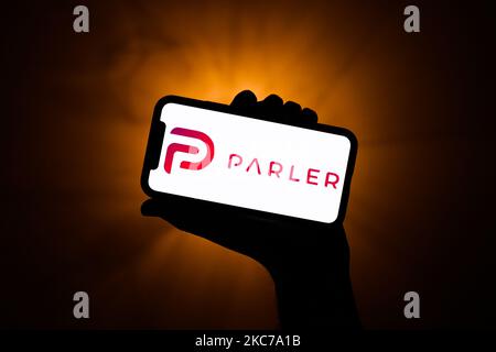 Das Logo der Parler-App, das auf einem Telefonbildschirm angezeigt wird, ist in dieser Illustration zu sehen, die am 10. Januar 2020 in Polen aufgenommen wurde. Die Tech-Giganten Google, Apple und Amazon haben die Parler-App von ihren Plattformen blockiert, was eine Gefahr für die öffentliche Sicherheit darstellt. (Foto-Illustration von Jakub Porzycki/NurPhoto) Stockfoto