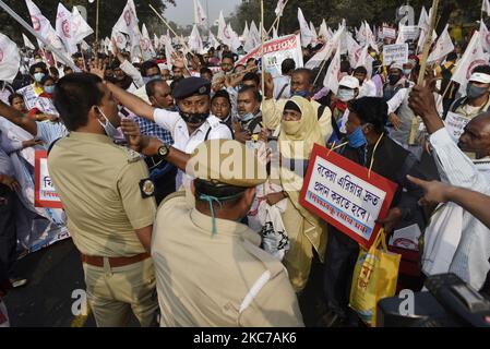 Polizeizusammenstoß mit den Menschen, die an einer Protestkundgebung der All Bengal Teachers Association teilnehmen, fordert Beschäftigung, Gehalt und Pensionsplan gegen die Landesregierung, Kalkutta, Indien, 11. Januar 2021. (Foto von Indranil Aditya/NurPhoto) Stockfoto