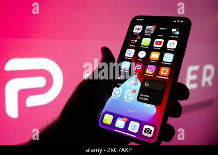 Das Parler-Logo ist auf einem Apple-iPhone in dieser Fototafel am 11. Januar 2021 in Warschau, Polen, zu sehen. Die Parler-App, die als alternative Social-Media-Plattform für Konservative entwickelt wurde, stammt aus dem Apple App Store und dem Google Play Store. Unterstützer von Donald Trump, darunter viele, die am Mittwoch das Capitol stürmten, kommunizieren über die App. Die App wurde aus den Geschäften entfernt, weil sie eine große Anzahl von Beiträgen enthält, die Gewalt ermutigen und anstacheln. Aamazon Web Services (AWS) hat auch angekündigt, es ist nicht mehr Hosting der Plattform auf seiner Cloud-Dienste. (Foto von Jaap Arr Stockfoto