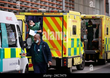 Ein Sanitäter mit PSA verlässt am 11. Januar 2021 einen Krankenwagen vor der Notaufnahme des Royal London Hospital in London, England. Sadiq Khan, der Bürgermeister von London, erklärte am Freitag einen „Major-Vorfall“ für die Stadt wegen des Drucks auf das Coronavirus und warnte davor, dass Krankenhäuser bald mit Patienten mit Covid-19 überfordert werden könnten. (Foto von David Cliff/NurPhoto) Stockfoto