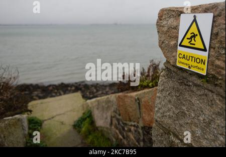 Achtung - Warnschild für ungleichmäßige Oberflächen, gesehen in Dun Laoghaire, Dublin, während der Covid-19-Sperre auf Level 5. Irland hat die höchste Covid-19-Infektionsrate der Welt, nachdem in der vergangenen Woche mehr als 45.700 Fälle im Bundesstaat verzeichnet wurden. Heute Abend meldete das Gesundheitsministerium 4.929 neue Covid-19-Fälle und 8 Todesfälle für die Republik Irland. Eine Rekordzahl von 1.582 Covid-19 Patienten war im Krankenhaus. Die Zahl der Intensivpflegebedürftigen ist um 21 auf 146 Personen höher. Am Montag, den 11. Januar 2021, in Dublin, Irland. (Foto von Artur Widak/NurPhoto) Stockfoto