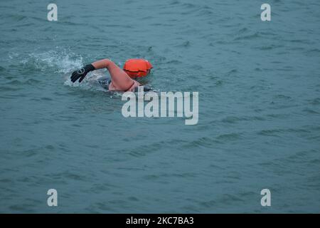 Ein Schwimmer, der während der Covid-19-Sperre auf Level 5 auf einem 40 Meter hohen, ikonischen Vorgebirge an der Südspitze der Dublin Bay in Sandycove, Dublin, gesehen wurde. Irland hat die höchste Covid-19-Infektionsrate der Welt, nachdem in der vergangenen Woche mehr als 45.700 Fälle im Bundesstaat verzeichnet wurden. Heute Abend meldete das Gesundheitsministerium 4.929 neue Covid-19-Fälle und 8 Todesfälle für die Republik Irland. Eine Rekordzahl von 1.582 Covid-19 Patienten war im Krankenhaus. Die Zahl der Intensivpflegebedürftigen ist um 21 auf 146 Personen höher. Am Montag, den 11. Januar 2021, in Dublin, Irland. (Foto von Artur Widak/NurPhoto) Stockfoto