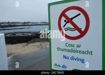 Kein Tauchschild neben Sandycove Beach, Dublin, während der Covid-19-Sperre auf Level 5. Irland hat die höchste Covid-19-Infektionsrate der Welt, nachdem in der vergangenen Woche mehr als 45.700 Fälle im Bundesstaat verzeichnet wurden. Heute Abend meldete das Gesundheitsministerium 4.929 neue Covid-19-Fälle und 8 Todesfälle für die Republik Irland. Eine Rekordzahl von 1.582 Covid-19 Patienten war im Krankenhaus. Die Zahl der Intensivpflegebedürftigen ist um 21 auf 146 Personen höher. Am Montag, den 11. Januar 2021, in Dublin, Irland. (Foto von Artur Widak/NurPhoto) Stockfoto