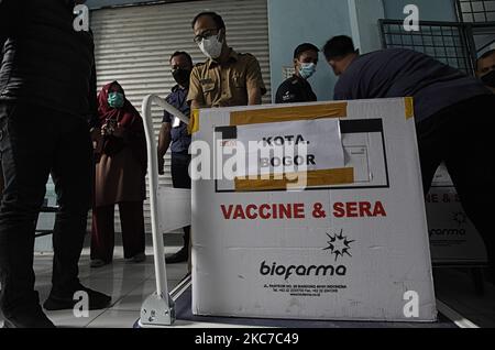 Am 12. Januar 2021 tragen die Arbeiter Transportkisten des Impfstoffes COVID-19 von Sinovac Biotech Ltd. In Bogor, West-Java, Indonesien. Präsident Joko Widodo wird sich am Mittwoch, den 13. Januar, gegen das Coronavirus impfen lassen. (Foto von Adriana Adie/NurPhoto) Stockfoto