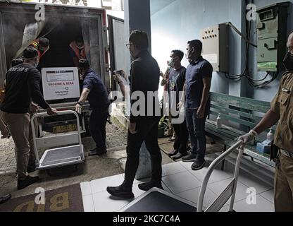 Am 12. Januar 2021 entladen Arbeiter die Impfstoffe von Sinovac Biotech Ltd. Für das COVID-19-Coronavirus von einem Lastwagen in ein Kühllager für Impfstoffe in Bogor, West-Java, Indonesien. (Foto von Adriana Adie/NurPhoto) Stockfoto