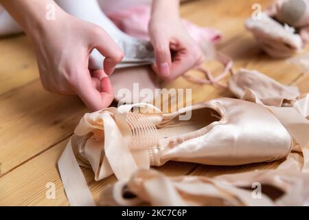 Die 14-jährige Gabi besucht am 11. Januar 2021 ihre Ballettklasse, die von ihrer Lehrerin an der Central School of Ballet in London, England, online geleitet wird. Gabis Gruppe trifft sich jede Woche, um Ballett zu trainieren. Die Schule bietet seit Beginn der Coronavirus-Pandemie Online-Kurse an. Anfang Januar wurden Tier-4-Beschränkungen eingeführt und alle Schulen in England wurden aufgrund des starken Anstiegs der Covid-19-Fälle geschlossen. (Foto von Dominika Zarzycka/NurPhoto) Stockfoto