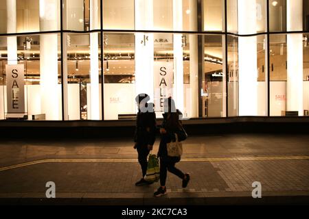 Menschen mit Gesichtsmasken kommen am 12. Januar 2021 in London, England, an einer vorübergehend geschlossenen Filiale des Bekleidungshändlers Zara in einer fast menschenleeren Oxford Street vorbei, kurz vor 5pm. England begann heute die zweite volle Woche seiner dritten nationalen Coronavirus-Sperre, die vom britischen Premierminister Boris Johnson aufgrund der Warnungen der Gesundheitsbehörden verhängt wurde, dass der National Health Service (NHS) bald mit Patienten mit Covid-19 überfordert werden könnte. (Foto von David Cliff/NurPhoto) Stockfoto