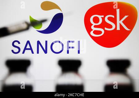 Eine medizinische Spritze und Fläschchen sind vor den Logos von Sanofi und GlaxoSmithKline (GSK) in dieser kreativen Fototafel zu sehen. (Foto von STR/NurPhoto) Stockfoto