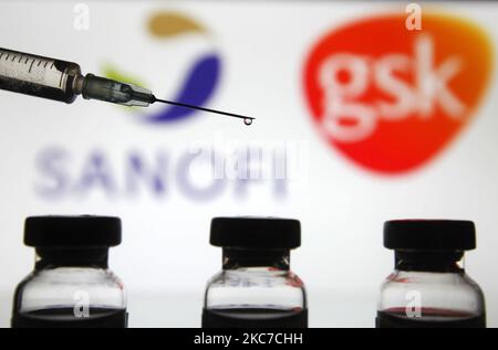 Eine medizinische Spritze und Fläschchen sind vor den Logos von Sanofi und GlaxoSmithKline (GSK) in dieser kreativen Fototafel zu sehen. (Foto von STR/NurPhoto) Stockfoto