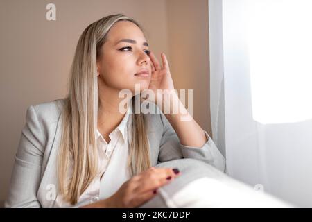 Porträt einer müden jungen Frau, die an Kopfschmerzen leidet Stockfoto