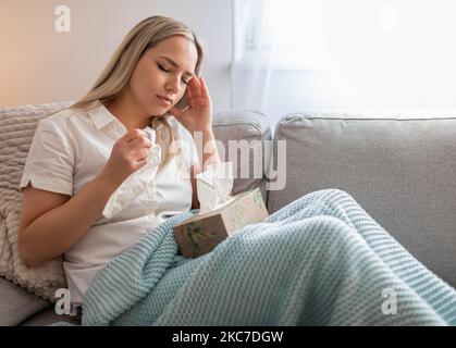 Porträt einer müden jungen Frau, die an Kopfschmerzen leidet Stockfoto