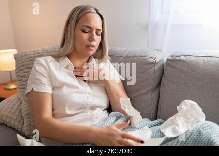 Frau mit Brustschmerzen. Erkrankungen der Atemwege. Mädchen, das zu Hause einen Herzinfarkt hat. Stockfoto