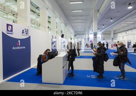 Mitarbeiter im Gesundheitswesen erhalten am 10. Januar 2021 den Impfstoff Pfizer-BioNtech Coronavirus in der Impfstelle in der Nähe des Veranstaltungsortes „Mostra d'Oltremare“ in Neapel, Italien. (Foto von Fabio Burrelli/NurPhoto) Stockfoto
