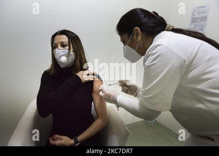 Mitarbeiter im Gesundheitswesen erhalten am 10. Januar 2021 den Impfstoff Pfizer-BioNtech Coronavirus in der Impfstelle in der Nähe des Veranstaltungsortes „Mostra d'Oltremare“ in Neapel, Italien. (Foto von Fabio Burrelli/NurPhoto) Stockfoto