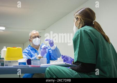 Mitarbeiter im Gesundheitswesen erhalten am 10. Januar 2021 den Impfstoff Pfizer-BioNtech Coronavirus in der Impfstelle in der Nähe des Veranstaltungsortes „Mostra d'Oltremare“ in Neapel, Italien. (Foto von Fabio Burrelli/NurPhoto) Stockfoto