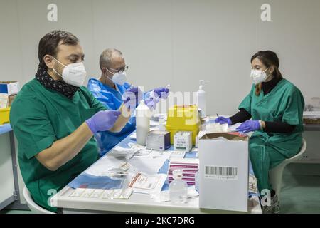 Mitarbeiter im Gesundheitswesen erhalten am 10. Januar 2021 den Impfstoff Pfizer-BioNtech Coronavirus in der Impfstelle in der Nähe des Veranstaltungsortes „Mostra d'Oltremare“ in Neapel, Italien. (Foto von Fabio Burrelli/NurPhoto) Stockfoto