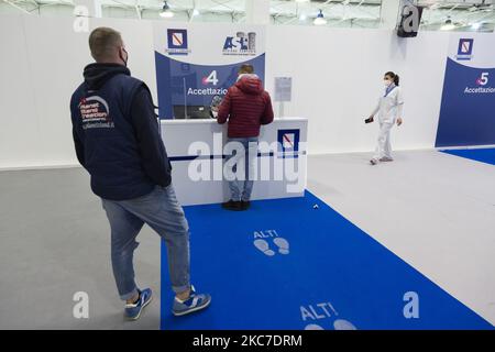 Mitarbeiter im Gesundheitswesen erhalten am 10. Januar 2021 den Impfstoff Pfizer-BioNtech Coronavirus in der Impfstelle in der Nähe des Veranstaltungsortes „Mostra d'Oltremare“ in Neapel, Italien. (Foto von Fabio Burrelli/NurPhoto) Stockfoto