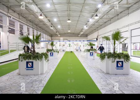 Mitarbeiter im Gesundheitswesen erhalten am 10. Januar 2021 den Impfstoff Pfizer-BioNtech Coronavirus in der Impfstelle in der Nähe des Veranstaltungsortes „Mostra d'Oltremare“ in Neapel, Italien. (Foto von Fabio Burrelli/NurPhoto) Stockfoto