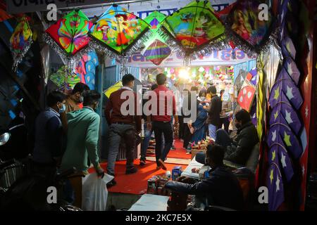 Die Leute kaufen Drachen in einem Geschäft vor dem Makar Sankranti Festival in Haldiyon Ka Rasta, in Jaipur, Rajasthan, Indien, Mittwoch, 13. Januar, 2021. (Foto von Vishal Bhatnagar/NurPhoto) Stockfoto