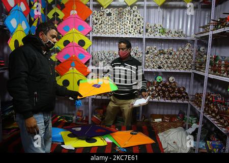 Die Leute kaufen Drachen in einem Geschäft vor dem Makar Sankranti Festival in Haldiyon Ka Rasta, in Jaipur, Rajasthan, Indien, Mittwoch, 13. Januar, 2021. (Foto von Vishal Bhatnagar/NurPhoto) Stockfoto