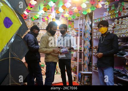 Die Leute kaufen Drachen in einem Geschäft vor dem Makar Sankranti Festival in Haldiyon Ka Rasta, in Jaipur, Rajasthan, Indien, Mittwoch, 13. Januar, 2021. (Foto von Vishal Bhatnagar/NurPhoto) Stockfoto