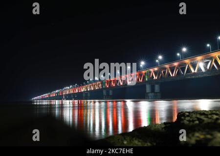 Die Bogibeel-Brücke ist eine kombinierte Straßen- und Eisenbahnbrücke über den Brahmaputra-Fluss im nordöstlichen indischen Bundesstaat Assam Stockfoto