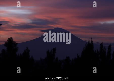 Sonnenaufgang und Panoramablick auf den Vulkan Popocatépetl von Mexiko-Stadt, gelegen in den territorialen Grenzen der Staaten Morelos, Puebla und des Staates Mexiko. Der Legende nach stellt dieser Vulkan einen jungen Krieger und mutigen aus Tlaxcala dar, Popocatépetl, der sich in Iztaccíhuatl, eine wunderschöne Prinzessin aus Tlaxcala, verliebt hat. Die Vulkane Popocatépetl und Iztaccíhuatl sind die zweithöchsten und dritthöchsten Berge Mexikos. (Foto von Gerardo Vieyra/NurPhoto) Stockfoto