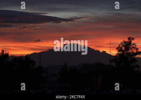 Sonnenaufgang und Panoramablick auf den Vulkan Iztaccíhuatl von Mexiko-Stadt, gelegen in den territorialen Grenzen der Staaten Morelos, Puebla und des Staates Mexiko. Der Legende nach stellt dieser Vulkan eine Tlaxcalteca-Frau dar, sie war die schönste Prinzessin, die je gesehen wurde, und sie hinterlegte ihre Liebe in den jungen Popocatepetl, einem tapferen Krieger aus ihrem Volk. Die Vulkane Popocatépetl und Iztaccíhuatl sind die zweithöchsten und dritthöchsten Berge Mexikos. (Foto von Gerardo Vieyra/NurPhoto) Stockfoto