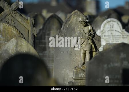 Eine Engelsfigur, die neben dem Denkmal zu Ehren von mehr als 200 Kindern aus dem Mutter- und Kinderheim von Bethany auf dem Friedhof Mount Jerome in Harold's Cross, Dublin, zu sehen ist. Taoiseach Micheal Martin (irischer Premierminister) hat gestern Abend eine wegweisende Entschuldigung an die Überlebenden von Mutter- und Babyhäusern abgegeben. Vor zwei Tagen wurde in Irland der lang erwartete Abschlussbericht der Untersuchungskommission für Mutter- und Babyhäuser veröffentlicht. Sie bestätigte, dass in den 18 untersuchten Häusern etwa 9.000 Kinder (zwischen 1922 und 1998) starben, etwa 15 % aller Kinder, die in den Institutionen waren. Donnerstags Stockfoto