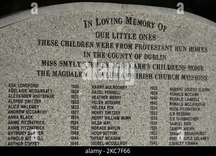 Ein Blick auf das Denkmal für mehr als 200 Kinder aus dem Bethany Mutter- und Kinderheim auf dem Friedhof Mount Jerome in Harold's Cross, Dublin. Taoiseach Micheal Martin (irischer Premierminister) hat gestern Abend eine wegweisende Entschuldigung an die Überlebenden von Mutter- und Babyhäusern abgegeben. Vor zwei Tagen wurde in Irland der lang erwartete Abschlussbericht der Untersuchungskommission für Mutter- und Babyhäuser veröffentlicht. Sie bestätigte, dass in den 18 untersuchten Häusern etwa 9.000 Kinder (zwischen 1922 und 1998) starben, etwa 15 % aller Kinder, die in den Institutionen waren. Am Donnerstag, den 14. Januar 2021, in Du Stockfoto