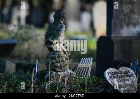 Eine Engelsfigur, die neben dem Denkmal zu Ehren von mehr als 200 Kindern aus dem Mutter- und Kinderheim von Bethany auf dem Friedhof Mount Jerome in Harold's Cross, Dublin, zu sehen ist. Taoiseach Micheal Martin (irischer Premierminister) hat gestern Abend eine wegweisende Entschuldigung an die Überlebenden von Mutter- und Babyhäusern abgegeben. Vor zwei Tagen wurde in Irland der lang erwartete Abschlussbericht der Untersuchungskommission für Mutter- und Babyhäuser veröffentlicht. Sie bestätigte, dass in den 18 untersuchten Häusern etwa 9.000 Kinder (zwischen 1922 und 1998) starben, etwa 15 % aller Kinder, die in den Institutionen waren. Donnerstags Stockfoto