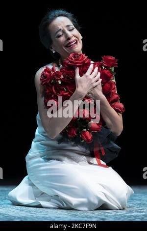 Die Sopranistin Maria Rey-Joly tritt am 14. Januar 2021 im Teatros del Canal in Madrid, Spanien, auf der Bühne des Theatertheaters „Diva“ auf, das auf das Leben von Maria Callas basiert. (Foto von Oscar Gonzalez/NurPhoto) Stockfoto