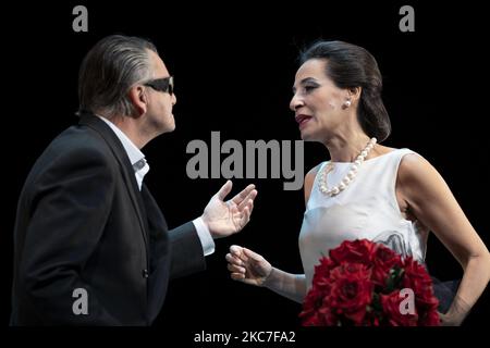 Die Sopranistin Maria Rey-Joly und der Tenor Antonio Comas treten am 14. Januar 2021 im Teatros del Canal in Madrid, Spanien, auf der Bühne des Theatertheaters „Diva“ auf, das auf das Leben von Maria Callas basiert. (Foto von Oscar Gonzalez/NurPhoto) Stockfoto