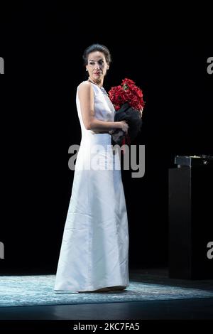 Die Sopranistin Maria Rey-Joly tritt am 14. Januar 2021 im Teatros del Canal in Madrid, Spanien, auf der Bühne des Theatertheaters „Diva“ auf, das auf das Leben von Maria Callas basiert. (Foto von Oscar Gonzalez/NurPhoto) Stockfoto