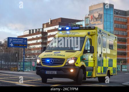 Ein Krankenwagen in der Nähe der A- und E-Abteilung des Mater Misericordiae University Hospital in Dublin während der dritten nationalen Sperre Irlands. Das Gesundheitsministerium berichtete heute Abend über 3.955 neue Covid-19-Fälle für die Republik Irland und 28 Todesfälle. 1.789 Covid-19-Patienten waren in Krankenhäusern im ganzen Land, von denen 169 auf der Intensivstation sind. Am Donnerstag, den 14. Januar 2021, in Dublin, Irland. (Foto von Artur Widak/NurPhoto) Stockfoto