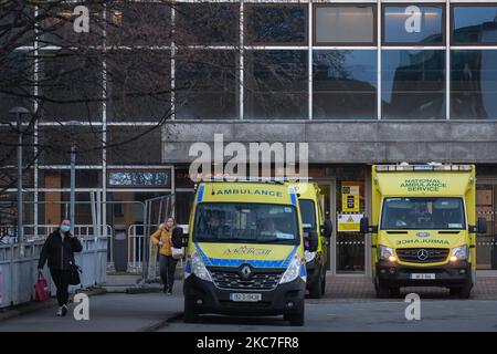 Krankenwagen, die in der Nähe des Eingangs zum Mater Misericordiae University Hospital in Dublin warteten, während Irlands dritter nationaler Sperre. Das Gesundheitsministerium berichtete heute Abend über 3.955 neue Covid-19-Fälle für die Republik Irland und 28 Todesfälle. 1.789 Covid-19-Patienten waren in Krankenhäusern im ganzen Land, von denen 169 auf der Intensivstation sind. Am Donnerstag, den 14. Januar 2021, in Dublin, Irland. (Foto von Artur Widak/NurPhoto) Stockfoto