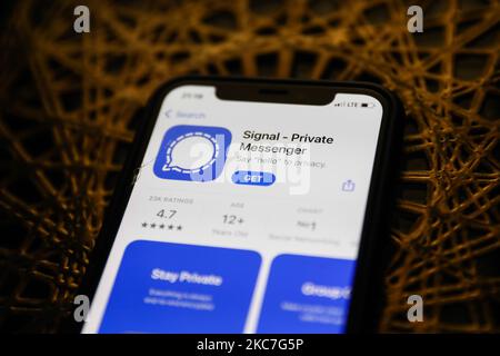 Das Signal-Logo im App Store wird auf einem Telefonbildschirm in diesem Bild angezeigt, das am 14. Januar 2021 in Polen aufgenommen wurde. Signal- und Telegram-Messenger-Apps wurden aufgrund der neuen WhatsApp-Datenschutzrichtlinie immer beliebter. (Foto-Illustration von Jakub Porzycki/NurPhoto) Stockfoto