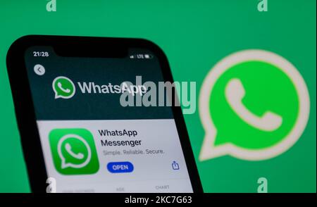Das WhatsApp-Logo im App Store, das auf einem Telefonbildschirm angezeigt wird, und das WhatsApp-Logo im Hintergrund sind auf diesem Illustrationsfoto zu sehen, das am 14. Januar 2021 in Polen aufgenommen wurde. Signal- und Telegram-Messenger-Apps wurden aufgrund der neuen WhatsApp-Datenschutzrichtlinie immer beliebter. (Foto-Illustration von Jakub Porzycki/NurPhoto) Stockfoto