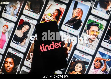 Das Tinder App-Logo wird auf einem Handybildschirm angezeigt, der im Hintergrund der Tinder-Website fotografiert wurde. Krakau, Polen, am 15. Januar 2021. Zahlen zeigen, dass die Covid-19-Pandemie zu einer Zunahme der Menschen führte, die online auf Dating-Apps und Websites nach Liebe suchen. (Foto-Illustration von Beata Zawrzel/NurPhoto) Stockfoto