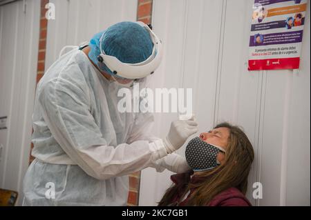 Die Menschen nehmen an einem kostenlosen Covid-19 pcr-Test Teil, der vom Gesundheitsminister von Bogota organisiert wurde, um die Ausbreitung der neuartigen Coronavirus-Pandemie im Vorfeld einer neuen 4-tägigen Quarantäne zu bewerten, die am 14. Januar 2020 in Bogota, Kolumbien, in der Nacht des 15.. Januar beginnen wird. (Foto von Sebastian Barros/NurPhoto) Stockfoto