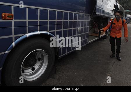 Ein indonesisches Rettungsteam sprüht am 15. Januar in Bogor, West-Java, Indonesien, Desinfektionsmittel um Bogors Busbahnhof als vorbeugende Maßnahme gegen das neuartige Coronavirus Covid-19, 2021 (Foto von Adriana Adie/NurPhoto) Stockfoto